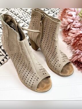 TOMS Majorca Peep Toe Booties Desert Taupe Suede Perforated Ankle Boots Size 8.5